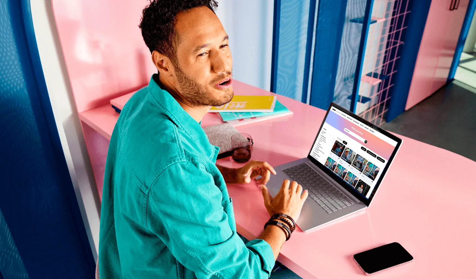 Collega buiten met laptop en koffie