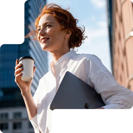 Professionele vrouw met laptop en koffie onderweg in de stad